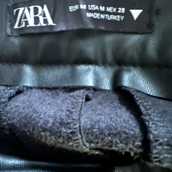 ZARA BLACK FAUX LEATHER PLEATED SHORTS - Picture 4 of 4